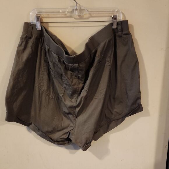 Torrid Green Shorts Relaxed Fit Elastic Waistband Size 20 Cuffed - Picture 3 of 3